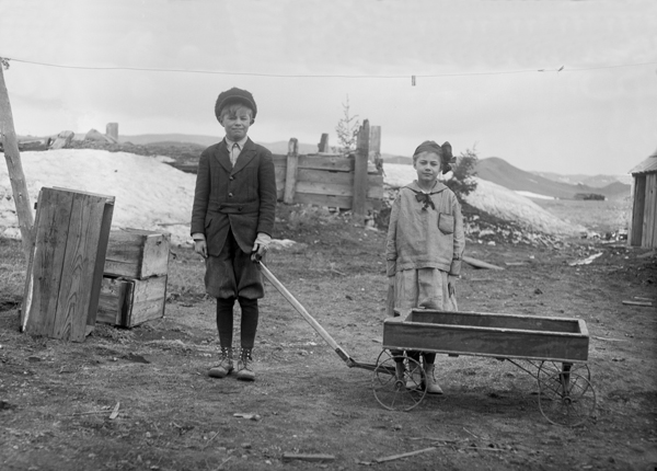 Children with Wagon, Lennep, Montana