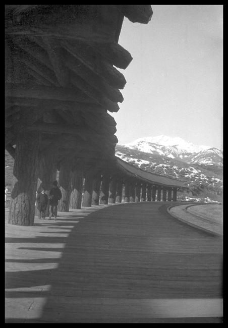 Gardiner Montana  Elec Peak from  Stn  1924 View of depot, arch, general area and mountains in background, from high angle