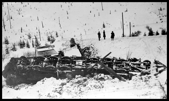 NP 3015 wreck  cy  JR Smith Another view of the wreck described in RVN04470  The unidentified onlookers are probably railroad officials, as the only access to the area was by rail