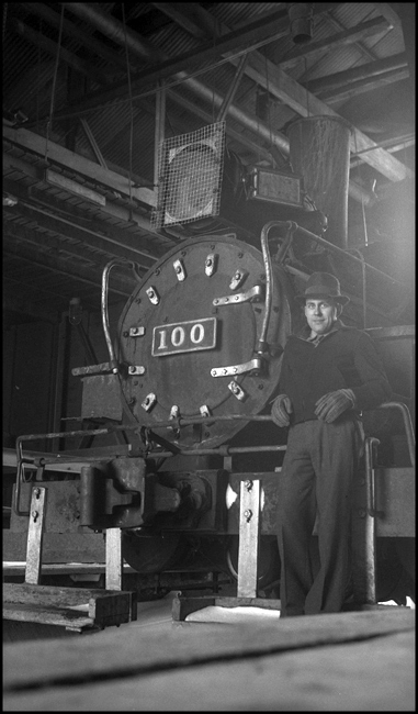 REW  Sidney  1937  This does not appear to be an NP engine, judging by the headlight and the number