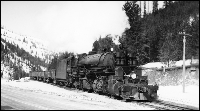 NP 4025, Class Z-3 locomotive,  on train X4025E near Taft in the snow and ice from a spring storm.