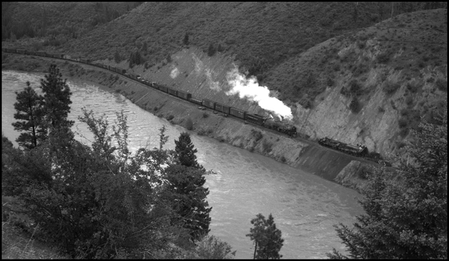 NP 5141, Class Z-8, with train X5141W near scene of the derailment involving NP 5140 and the X5140W. 