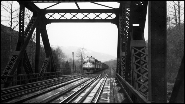 NP X6003E with freight crossing Green River near Maywood, WA. 