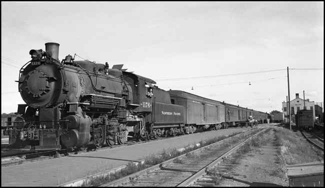 NP Train No. 4 with NP 1176, Class G-2