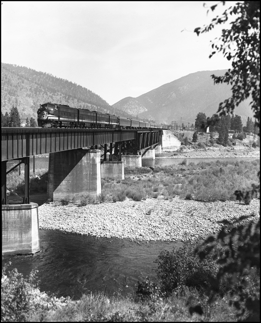 NP X7000W near Bonner, MT.  NP 7000 is a Class F-9 locomotive.