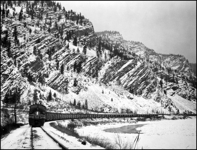 X5410W with box cars near Eddy, MT