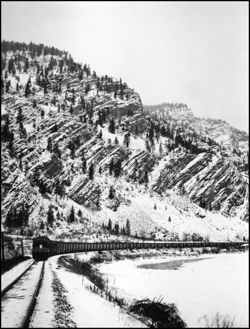 X5410W with box cars near Eddy, MT