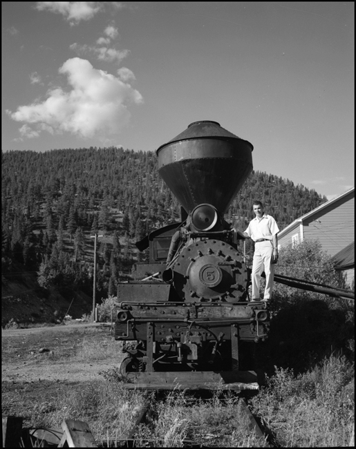Shays were off centered creatures.  The heavy weight of the gearing on the right side made it necessary to shift the boiler to the left, as is dramatically apparent in this view of Anaconda engine 5.