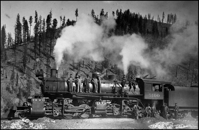 NP 3100, Class Z-1 with workers posing for the photo.