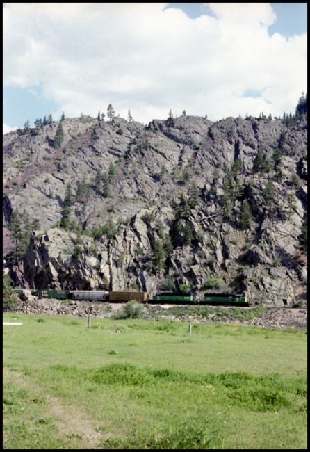 BN X CS 902 - BN 6819E with freight near Quinns, MT