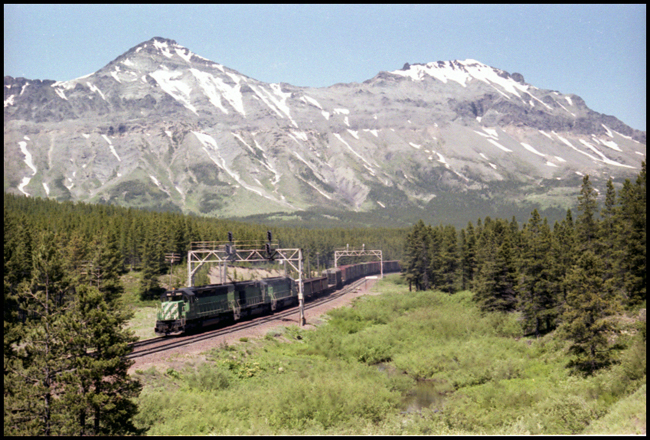 BN X6521-6437-6377W at Marias, MT.