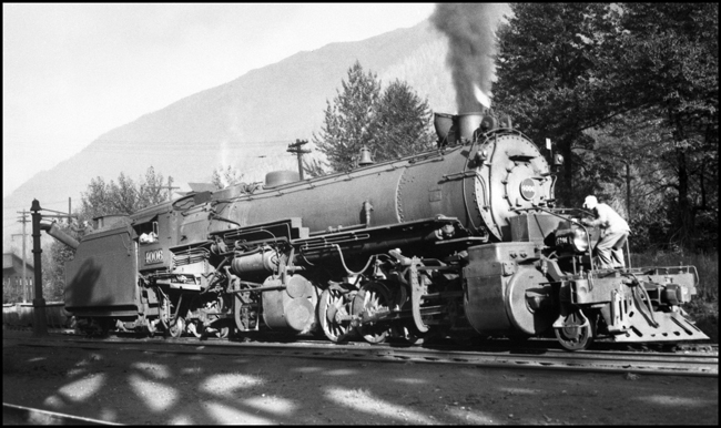 NP 4006, Class Z-3 being checked over on the front end by crew member at Lester.  Probably the fireman on the tender adding water.