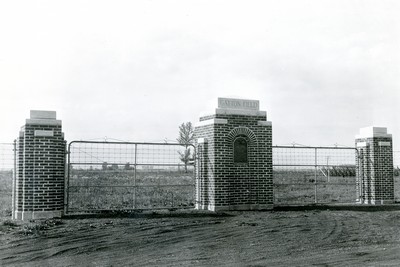 Gatton Memorial and gate, 1931