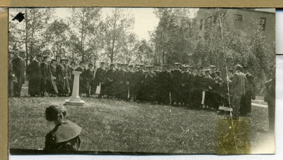 Seniors 1920 presenting sundial