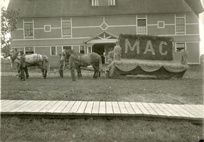 Parade float for the Sweet Pea Carnival, 1908