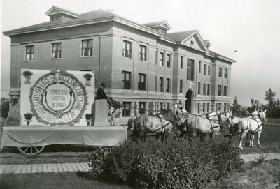 Parade float for the Montana State College of Agriculture and Mechanic Arts for the Sweet Pea Carnival on Campus