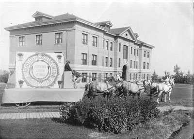 College of Agriculture Sweet Pea Carnival float, 1911