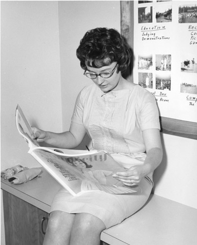 Sue Gentry, from Glendive, Mt looks over Simplicity