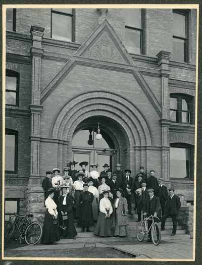 Students standing on the north entrance steps of Montana Hall, 1905