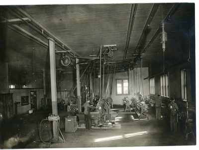 Students working in mechanical engineering service shop, 1906