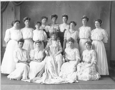 Sweet Pea Carnival Queen & Court, 1906