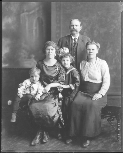 George and Anna Pipinich, daughter Mary Zellick and grandchildren