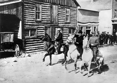 President Roosevelt entering Gardiner with Major Pitcher & (likely) Mr. McCartney, unofficial mayor of Gardiner