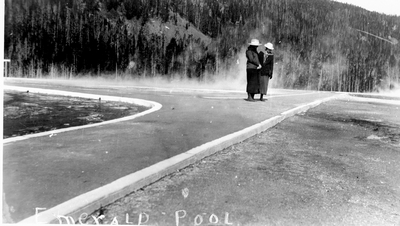 Yellowstone National Park - Emerald Pool