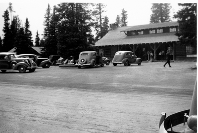 Yellowstone Park - parking lot & store