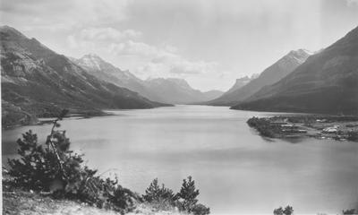 Waterton Lakes National Park: Waterton Lake Rimmed by Mountains