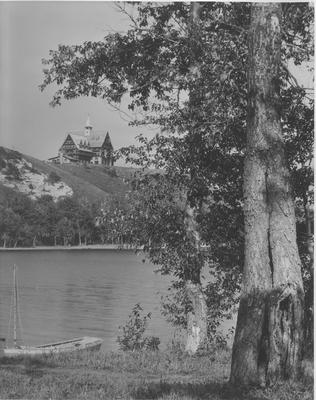 Waterton Lakes National Park: Prince of Wales Hotel from Bay