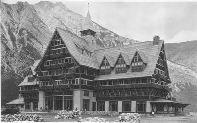 Waterton Lakes National Park: Prince of Wales Hotel in Front of Mountains